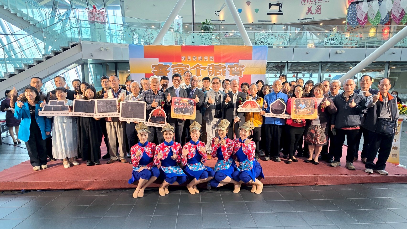 客發中心何金樑主任與113年度捐贈人及與會貴賓大合影